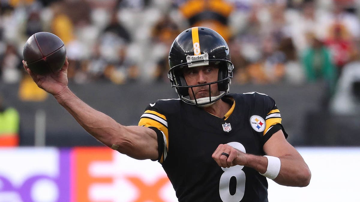 Aaron Rodgers throws a pass
