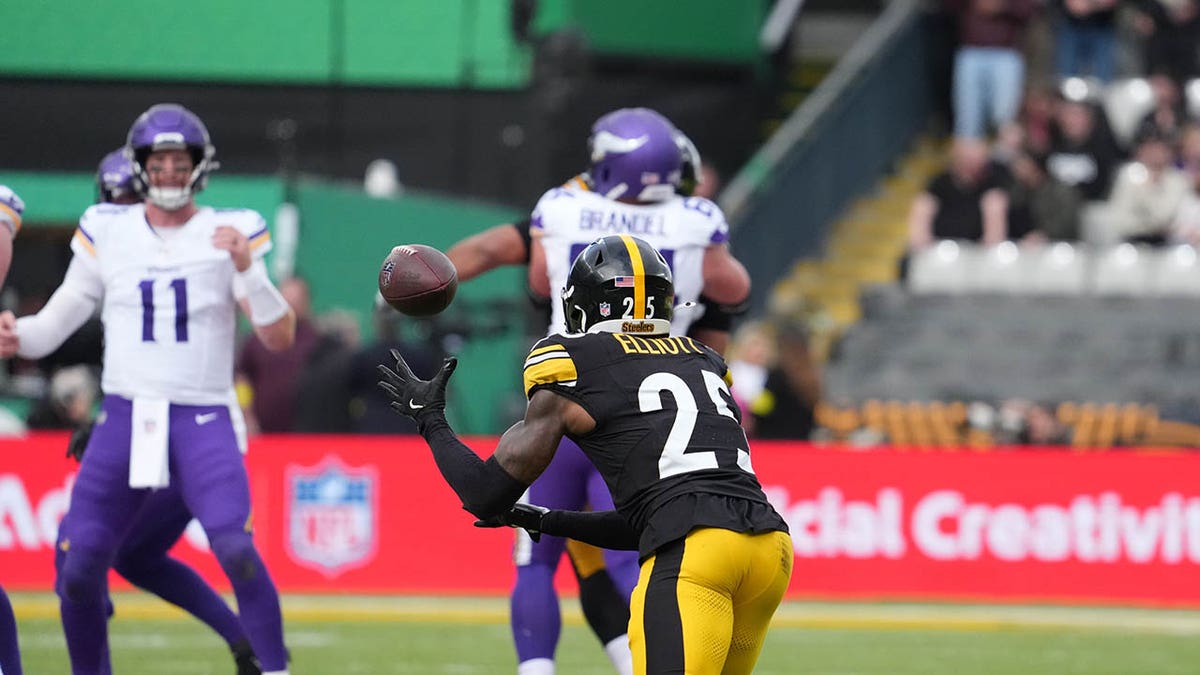 DeShon Elliiott tracks a Carson Wentz pass