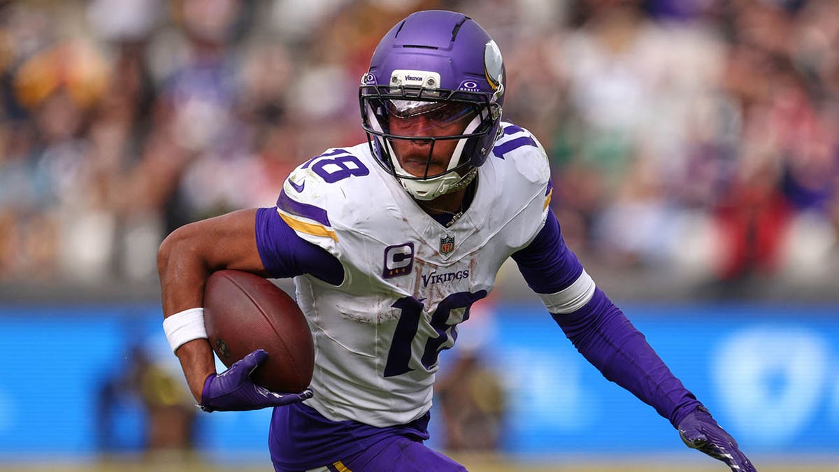 Justin Jefferson runs with the ball