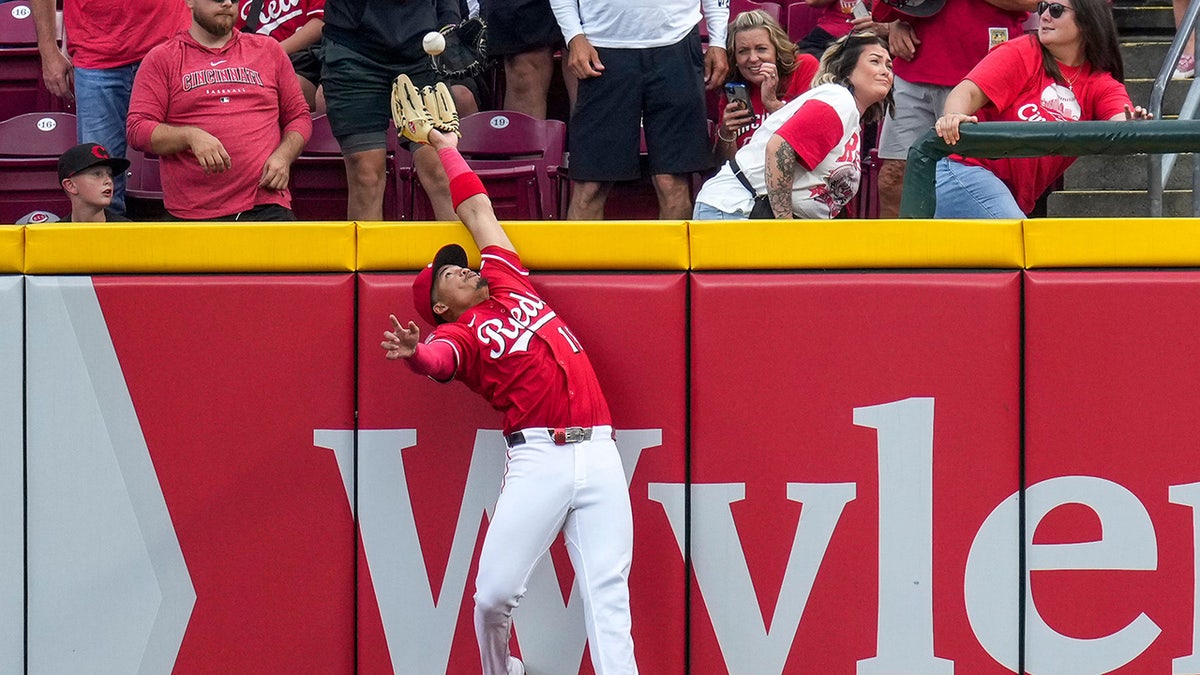 Noelvi Marte leaps to make a catch