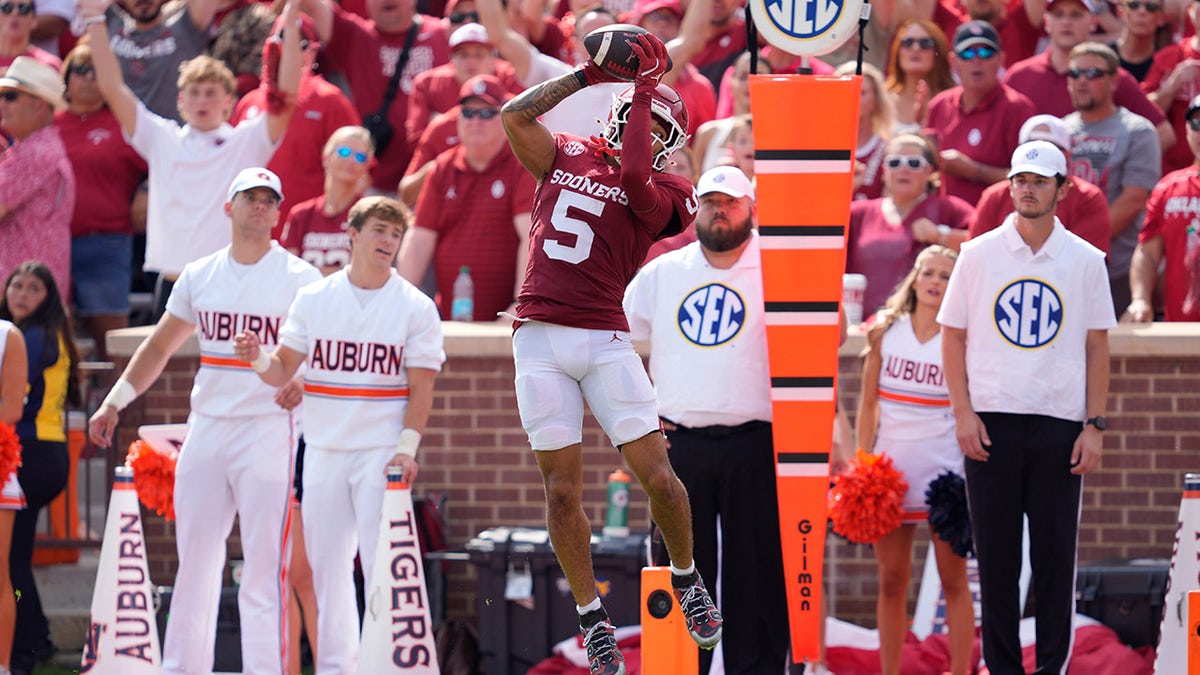 Isaiah Sategna catches pass