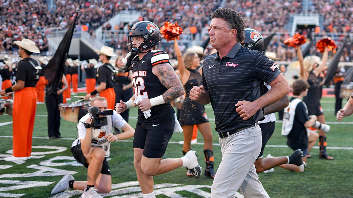 Mike Gundy ran on the field
