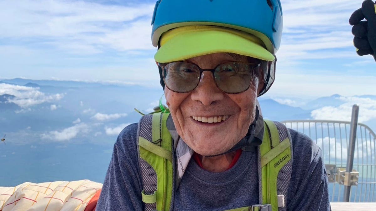 man breaks record oldest to climb mount fuji