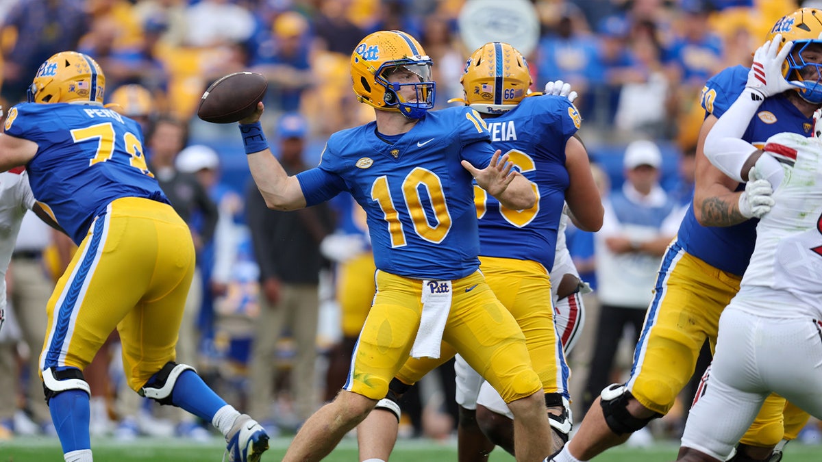 The Pittsburgh Panthers take on the Louisville Cardinals