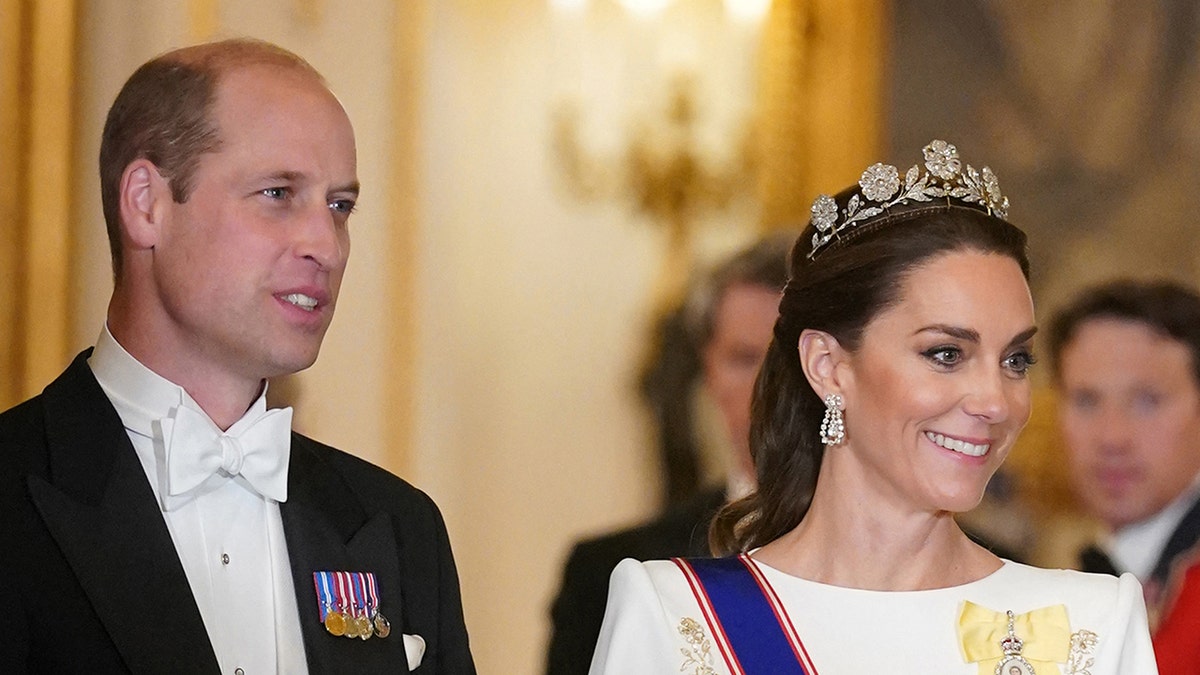 威廉王子在凱特·米德爾頓(Kate Middleton)的近距離拍攝,在白金漢宮的官方服裝中。