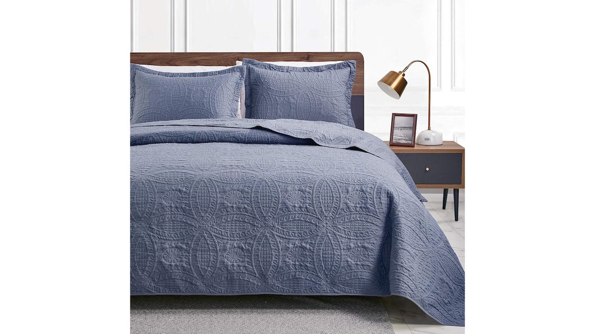 A quilt provides the style you’re looking for to pull your whole room together. 