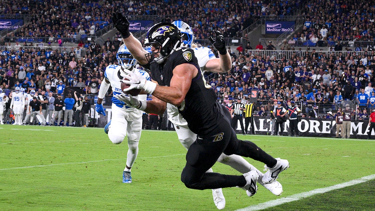 Mark Andrews catches a touchdown pass