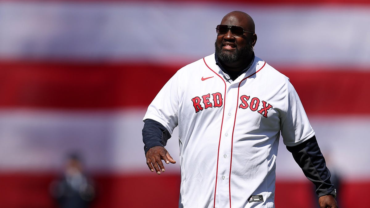 Mo Vaughn walks