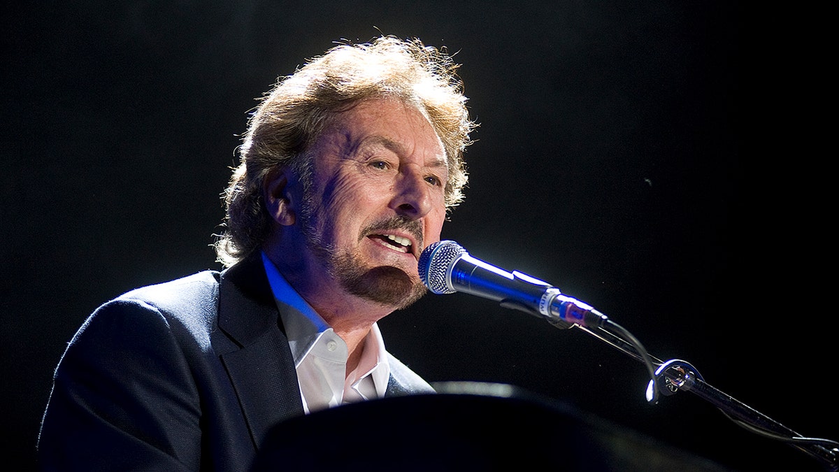 Rick Davis sings in the microphone