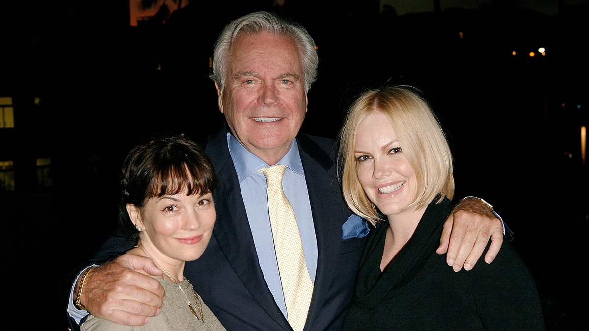 Robert Wagner embracing his daughters.