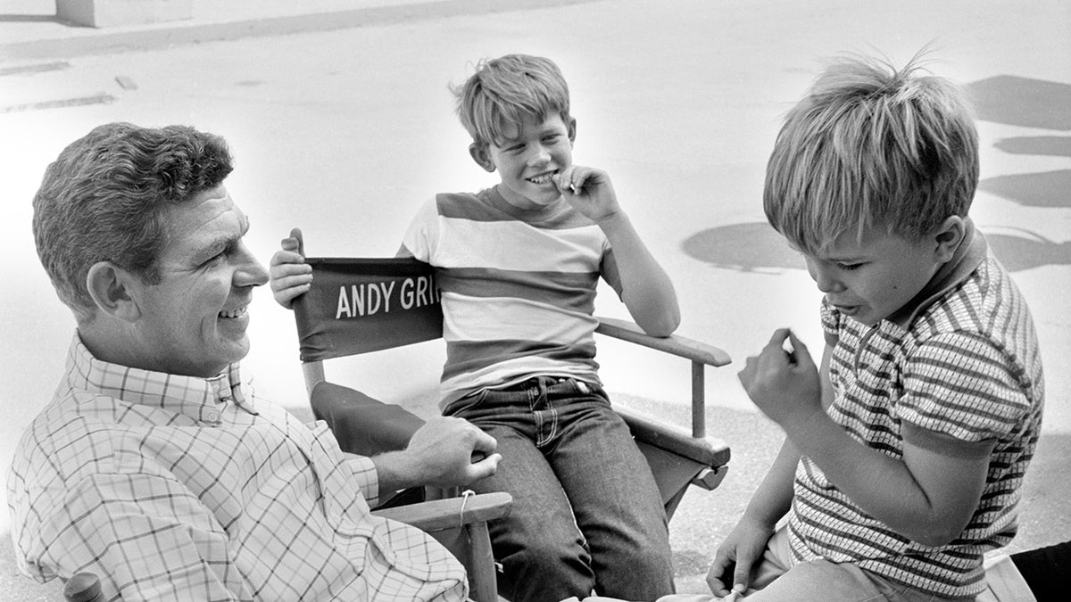Ron e Clint Howard falam com Andy Griffith quando criança