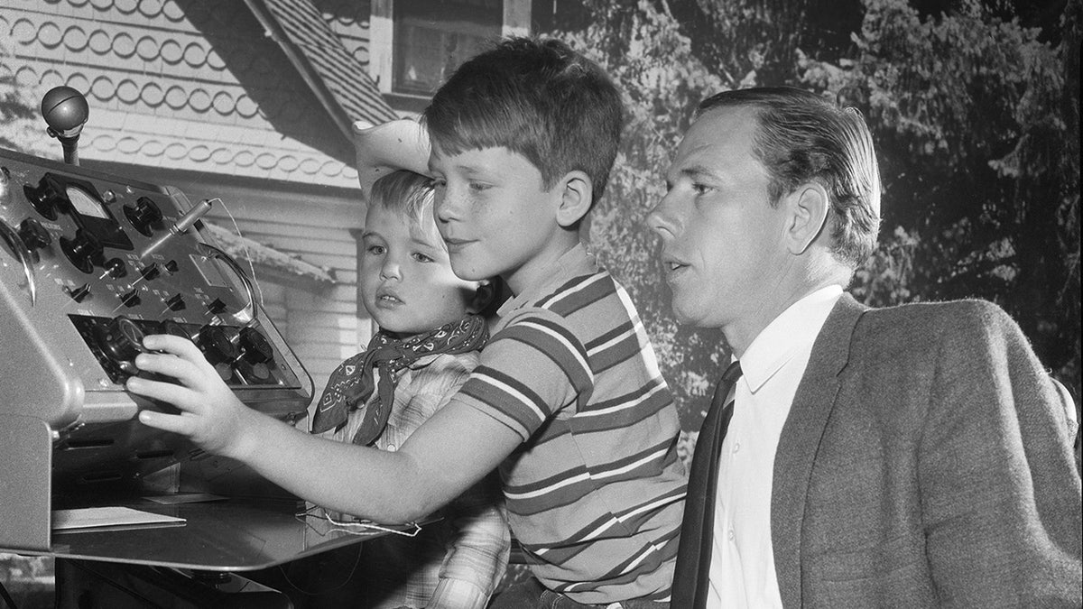 Ron e Clint Howard com o pai Rance