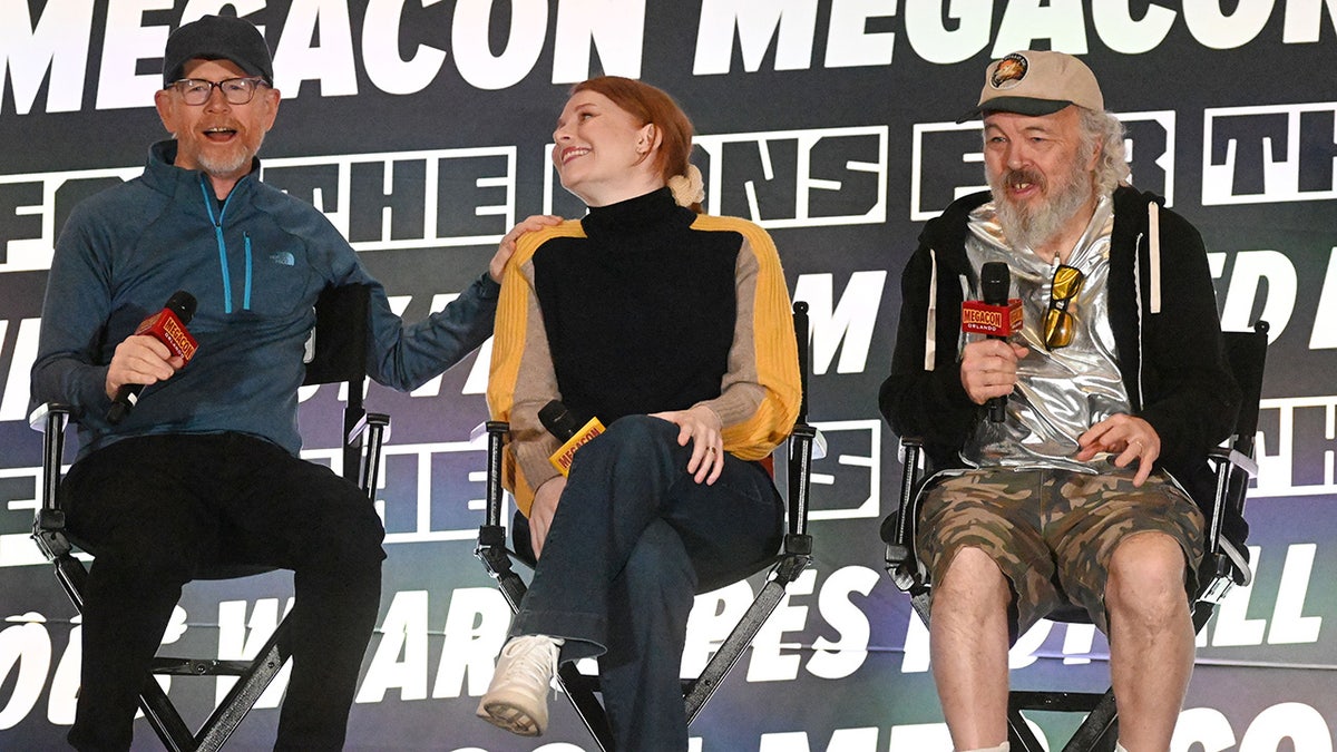 Ron, Clint e Bryce Dallas Howard falam em um evento