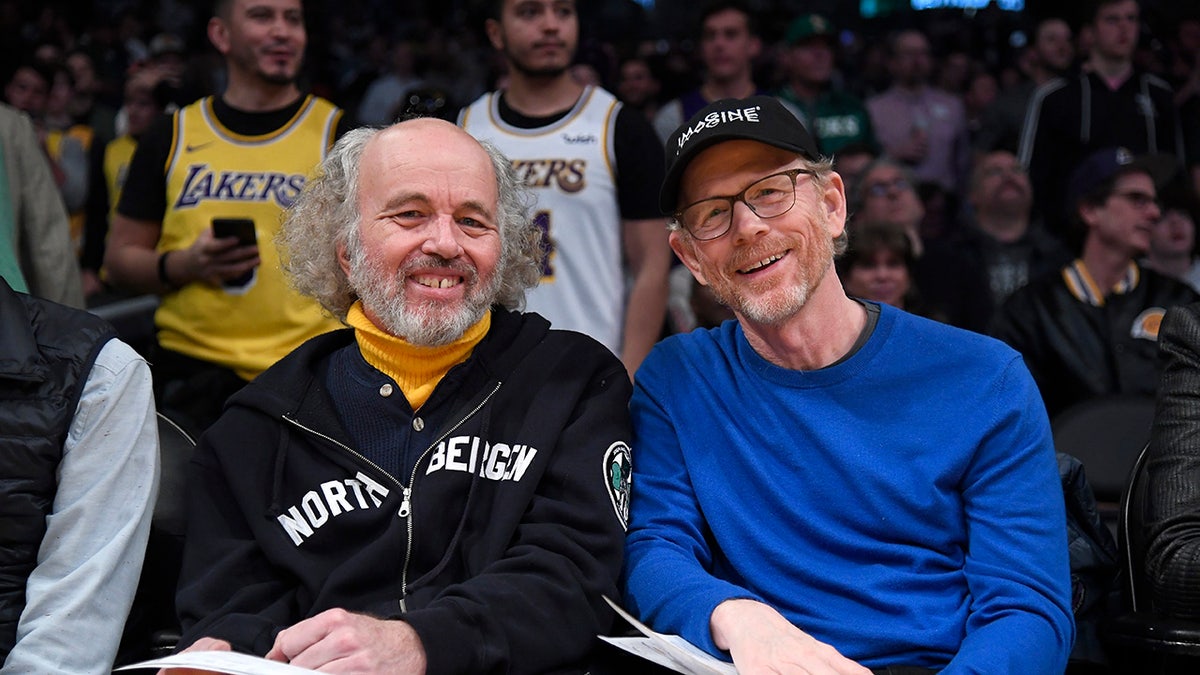 Ron e Clint Howard em uma partida de basquete em 2019
