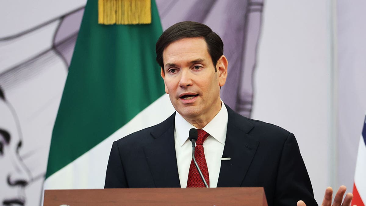 Rubio speaks to journalists in Mexico
