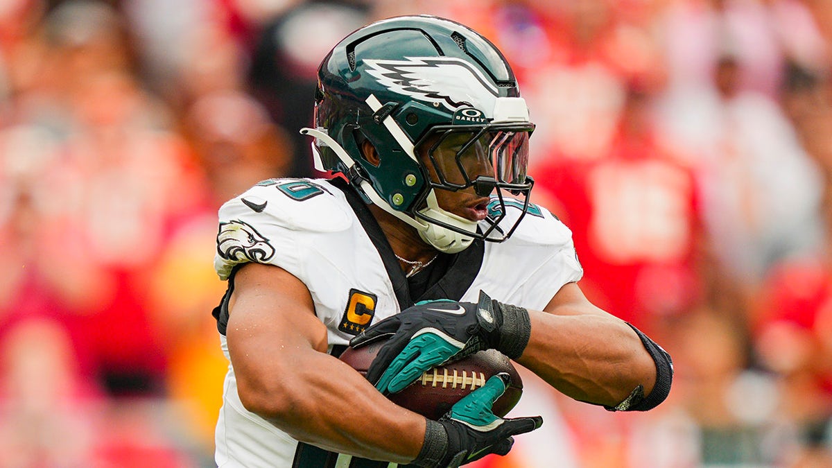 Saquon Barkley runs against Chiefs