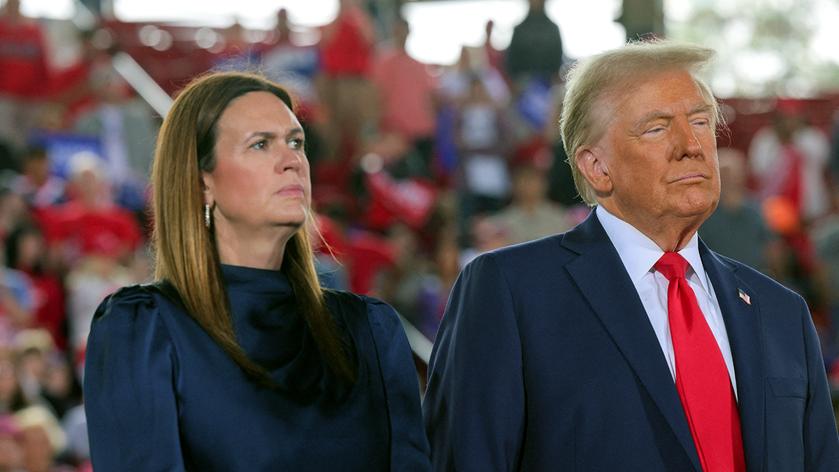 Sarah-Sanders-Donald-Trump-ar