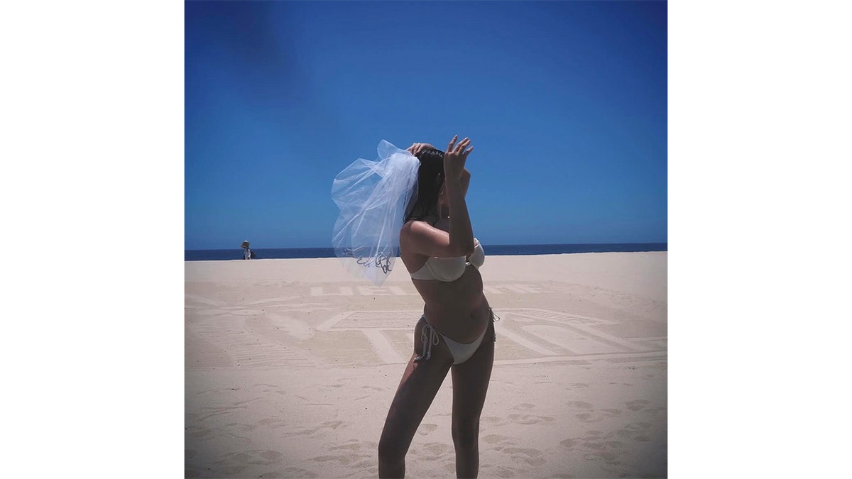 Selena Gomez puts in white bikini