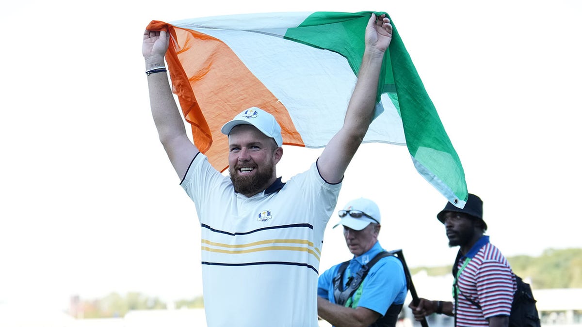 İrlanda bayrağı ile Shane Lowry