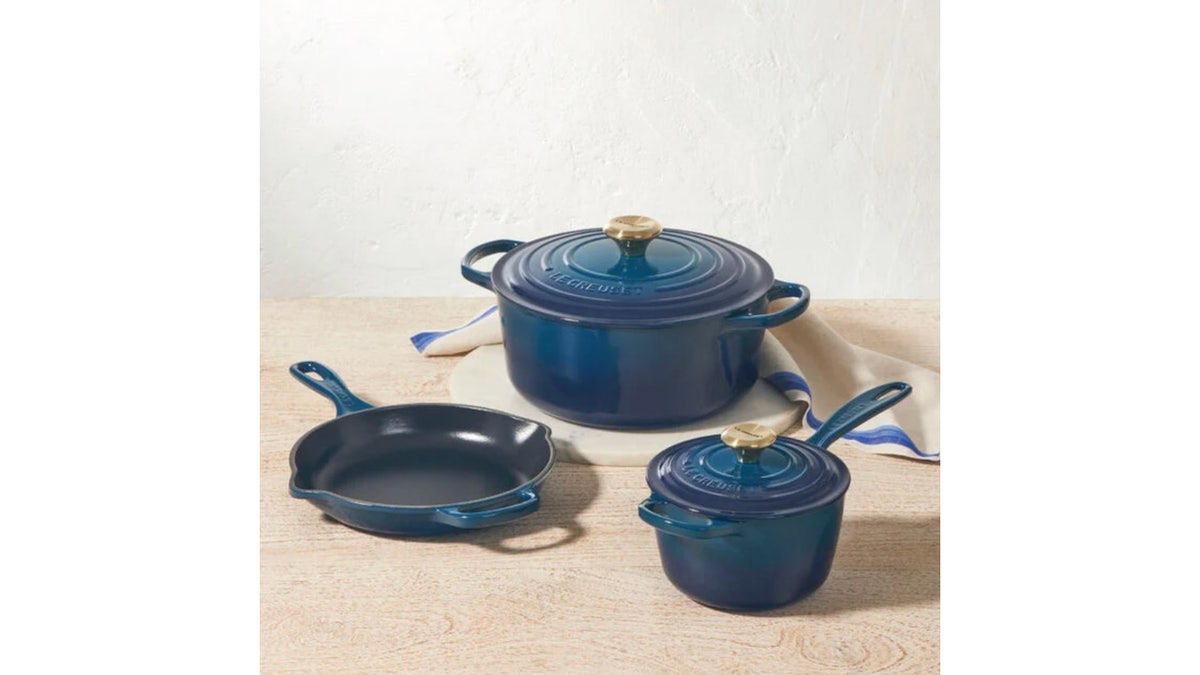 Use this set of cookware to start cooking. 