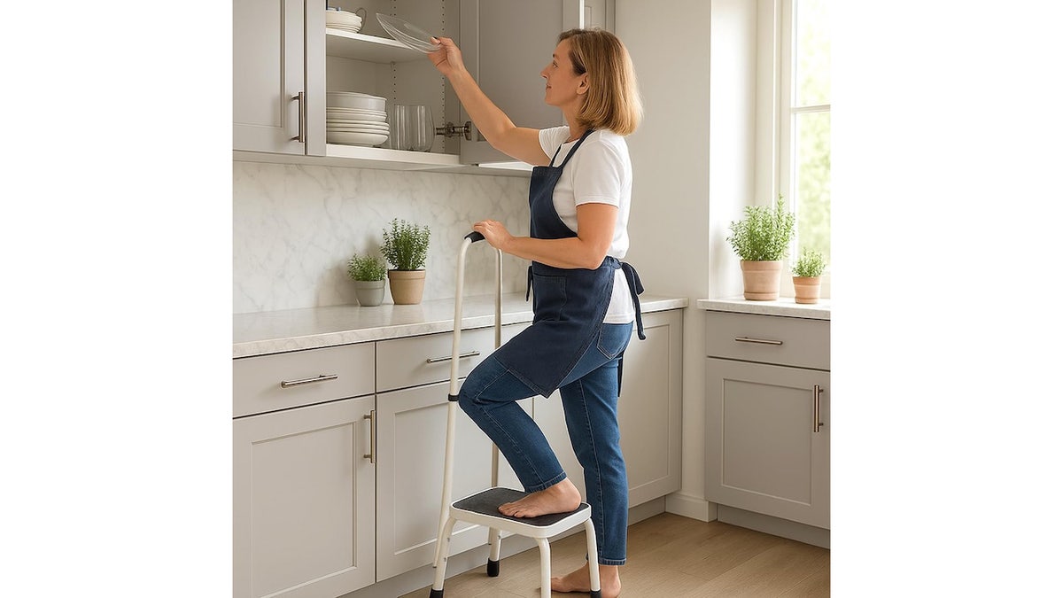 This step stool with a handle is designed for safe and stable use.