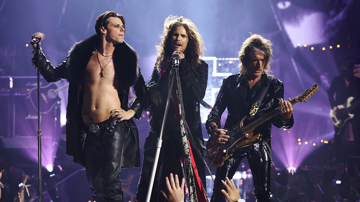 Steven Tyler sobe ao palco em 2025 MTV VMA