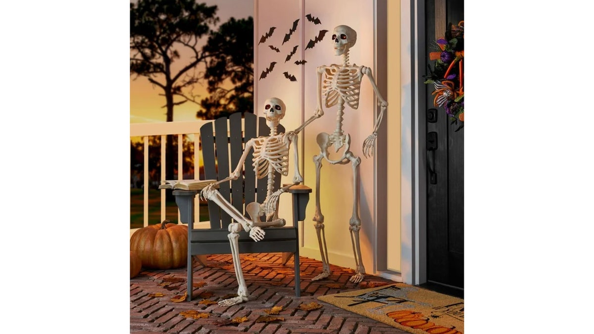 This set comes with two life-sized skeletons.