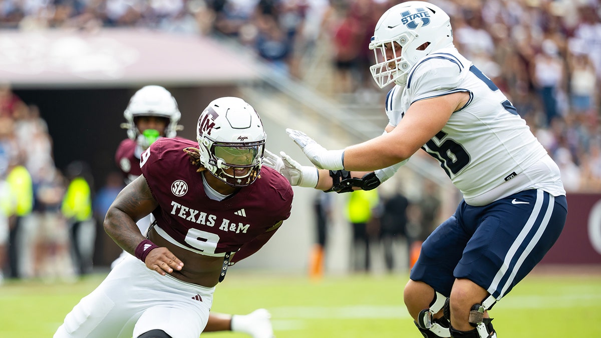 Cashius Howell plays in a college football game