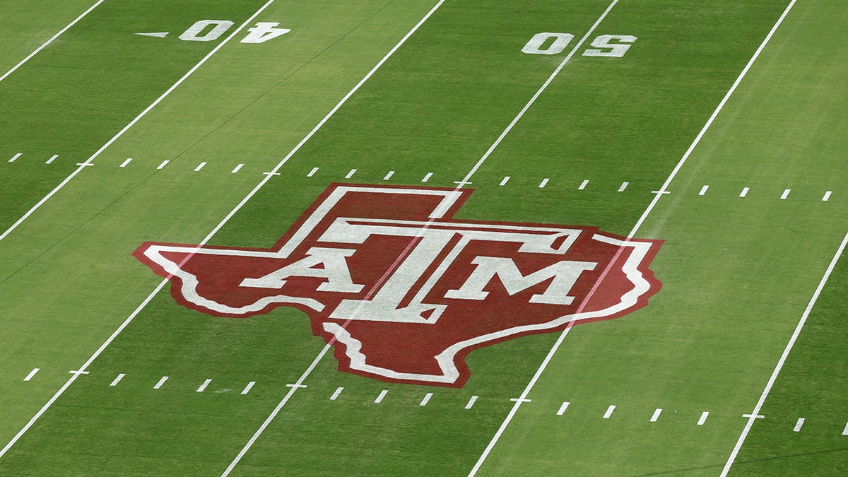 Logo Texas A&M na polu