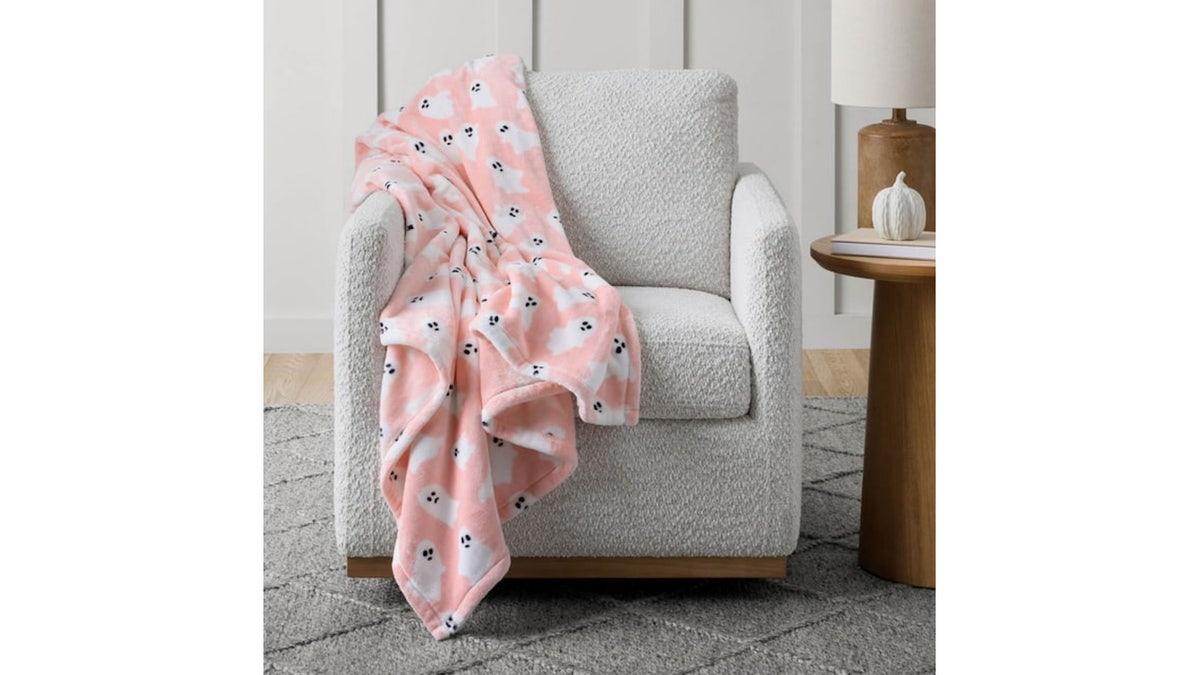This lounge throw is an easy way to decorate couches and it is comfortable.