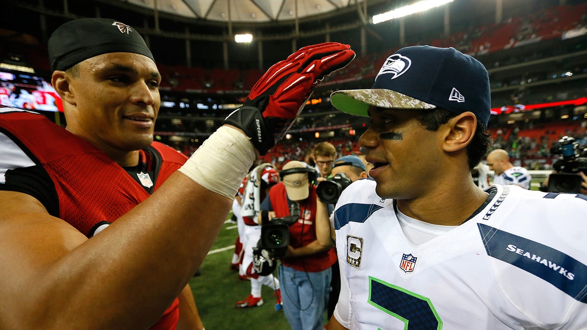 Tony Gonzalez congratulates Russell Wilson