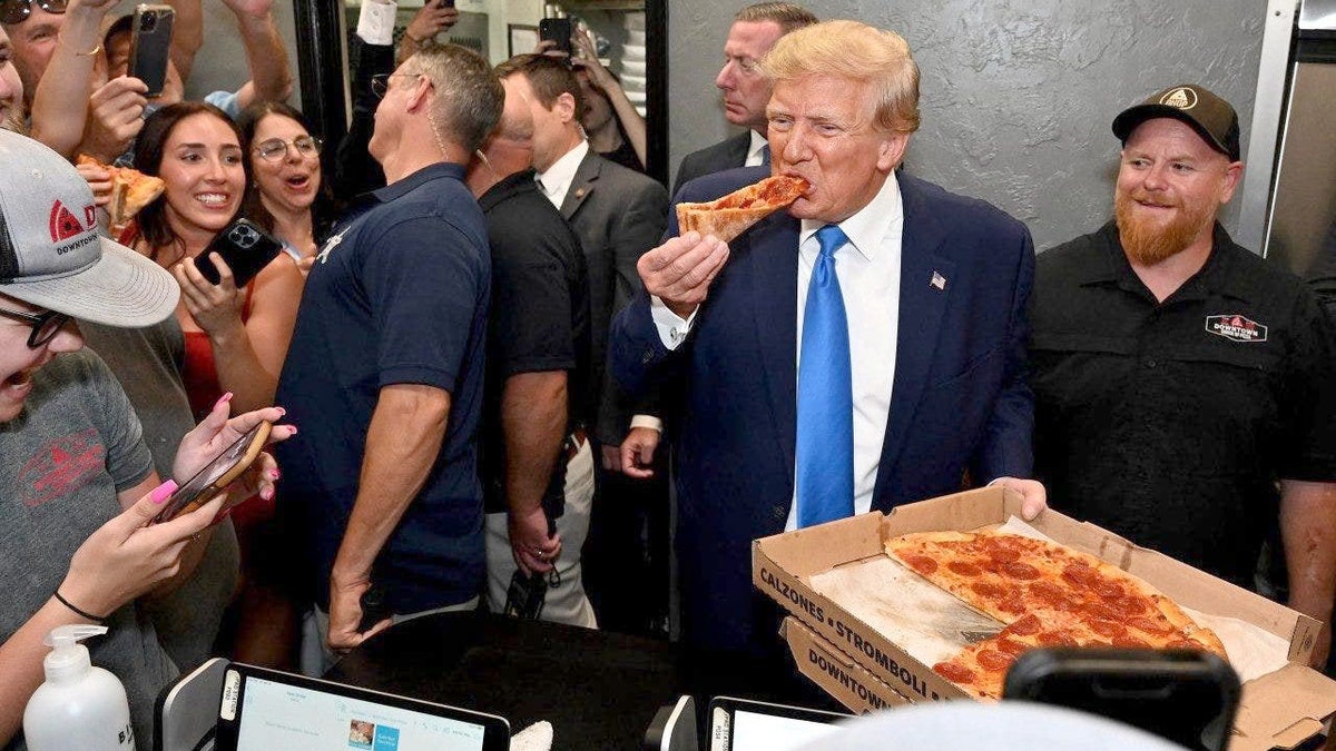 Donald Trump eats pizza