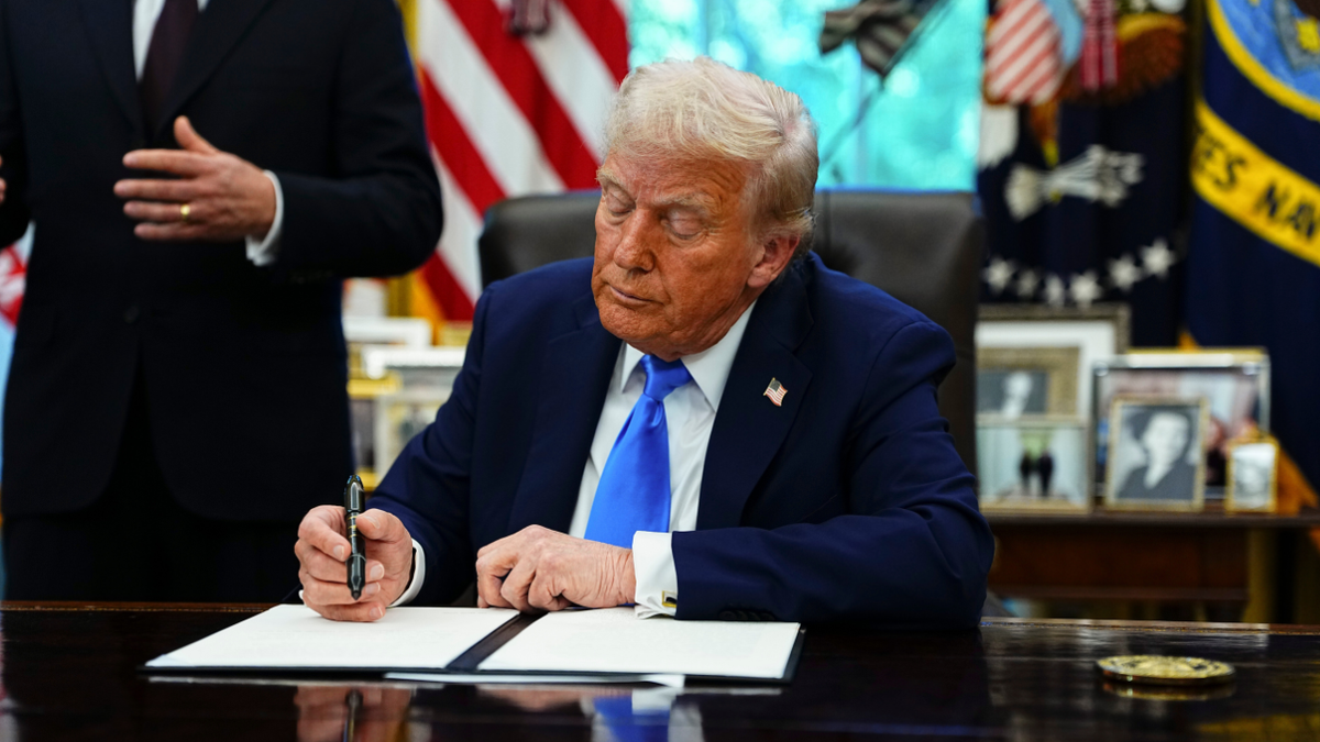 U.S. President Donald Trump signs an executive order in the Oval Office of the White House in Washington, D.C., on Friday, Sept. 19, 2025.