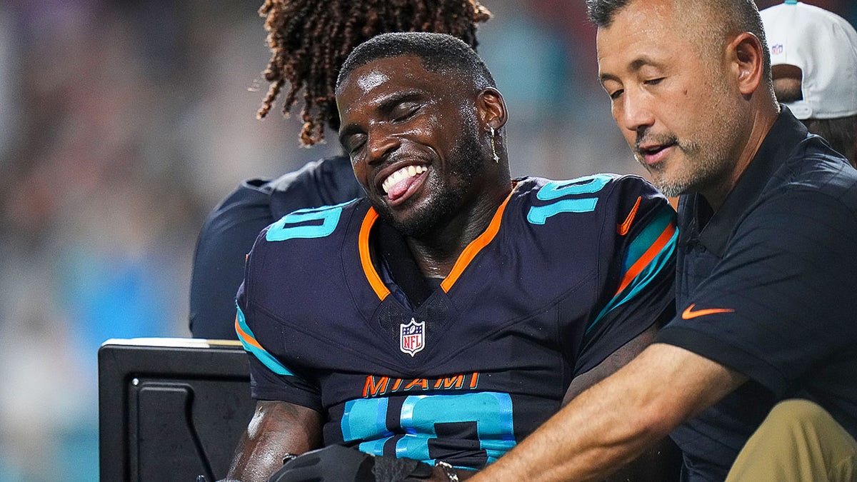 Tyreek Hill carted off field