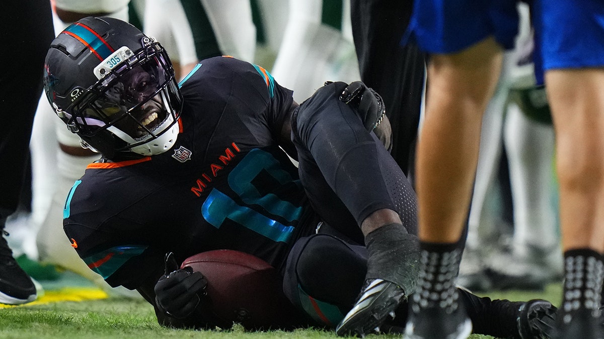 Tyreek Hill injures leg