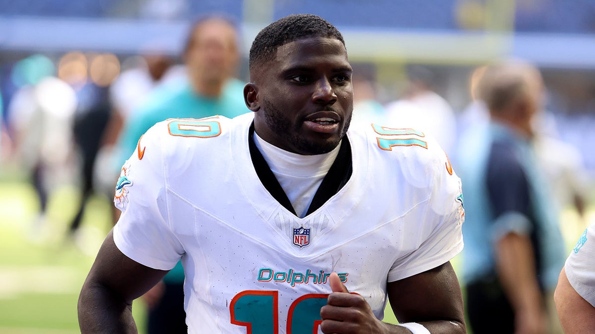 Tyreek Hill leaves field