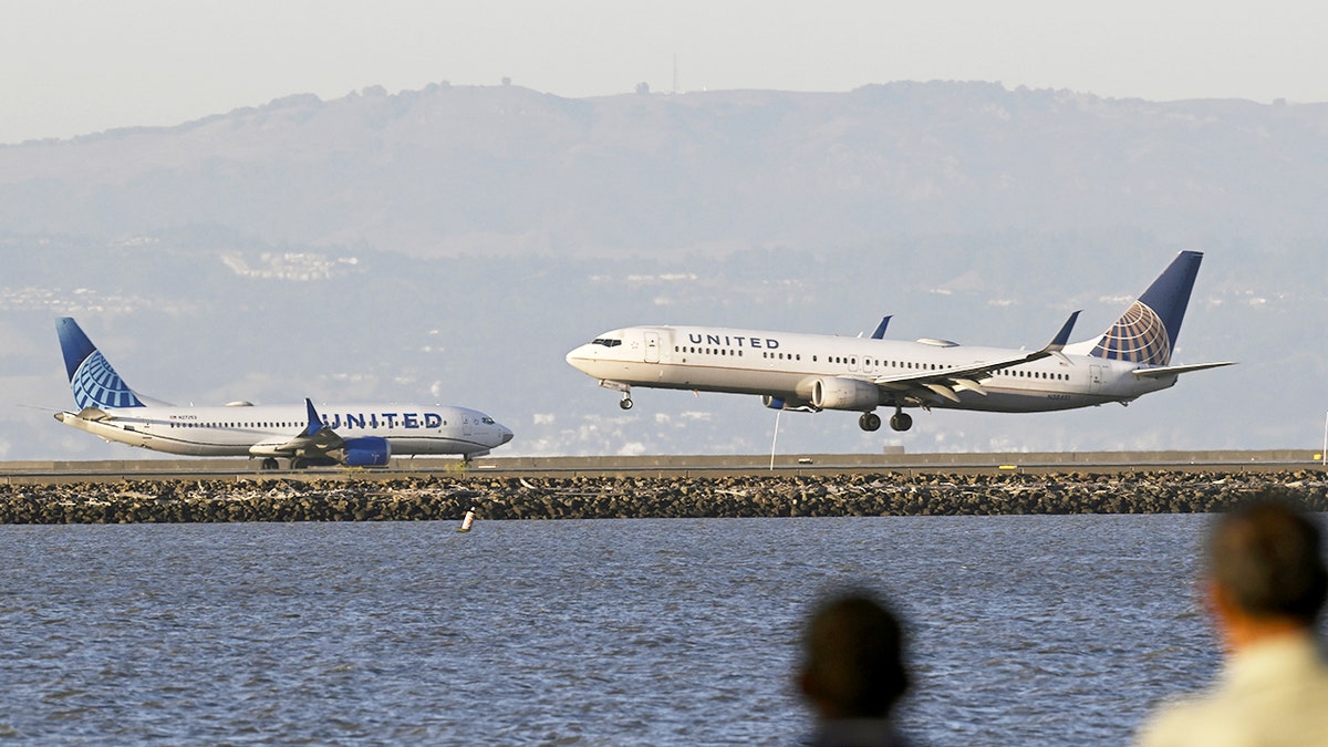 Two United planes at SFO
