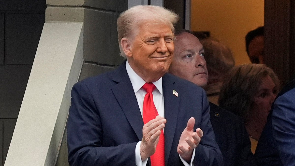 Trump claps at the US Open
