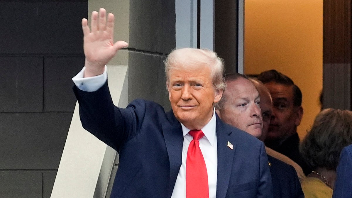 Trump waves to the crowd