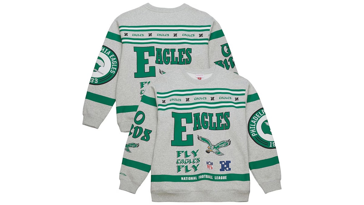 Look your best with a vintage crewneck sweatshirt with your favorite team’s logo on it.