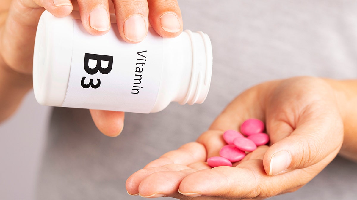 Vitamina B3 na mão