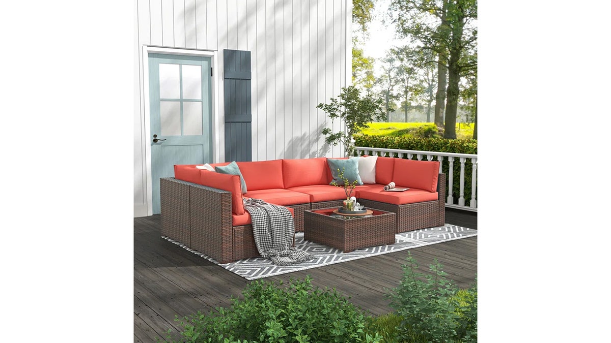 You can arrange this modular set to fit your space.