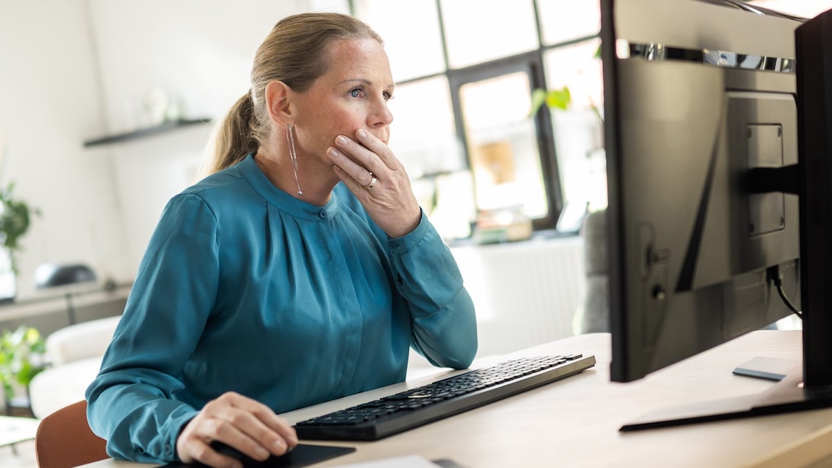 Mulher estressante no trabalho