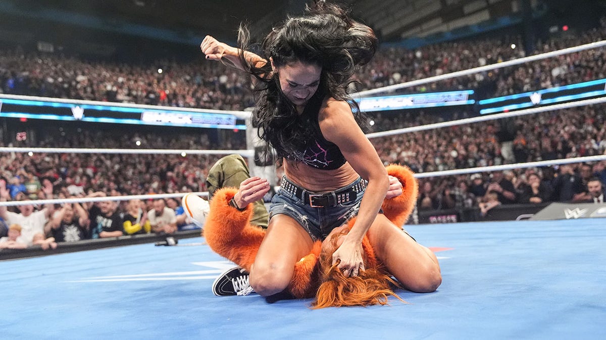 AJ Lee beats Becky Lynch