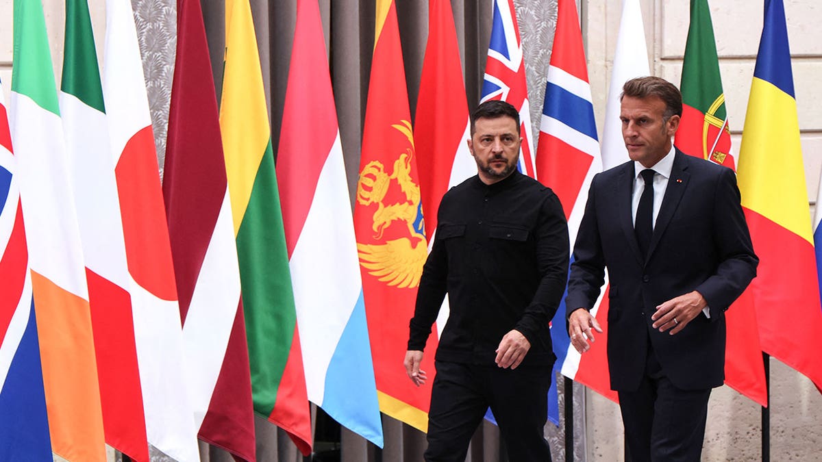 ماکرون با Zelenskyy قدم می زند