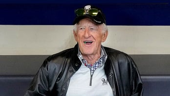 Brewers manager reads touching Bob Uecker letter after team clinches postseason berth