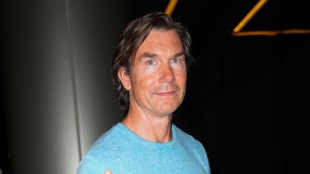 Jerry O'Connell claims 'yoga bandit' stole his wallet and phone during class