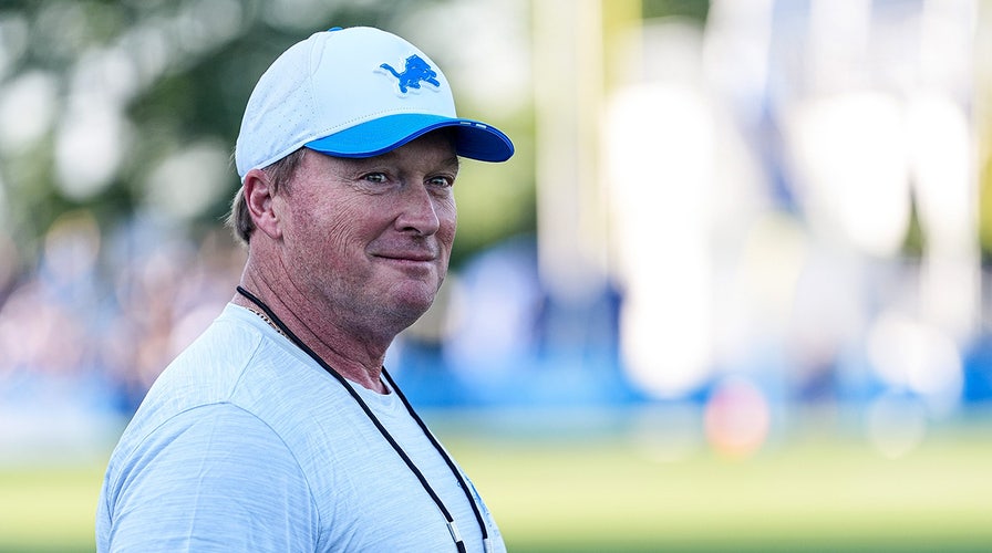 NFL legend Brett Favre endorses Jon Gruden for Arkansas head coach