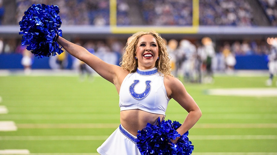 Cheerleader de Colts sonríe