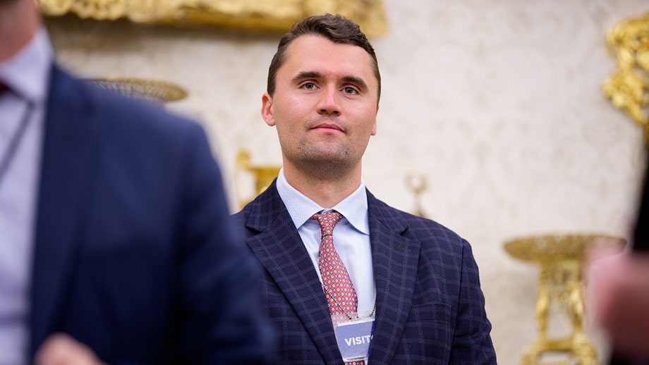 Un profesor que se alegró de que mataran a Charlie Kirk gana una indemnización de 1,9 millones de dólares